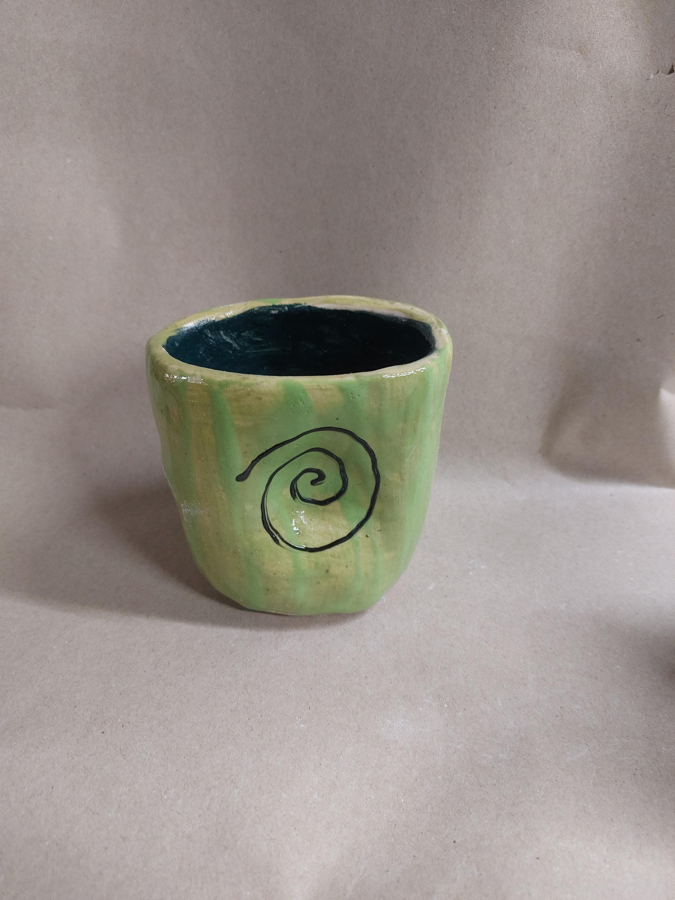Becher mit Mulde Seelenbecher bunt Keramik handgemacht, Ansicht 2